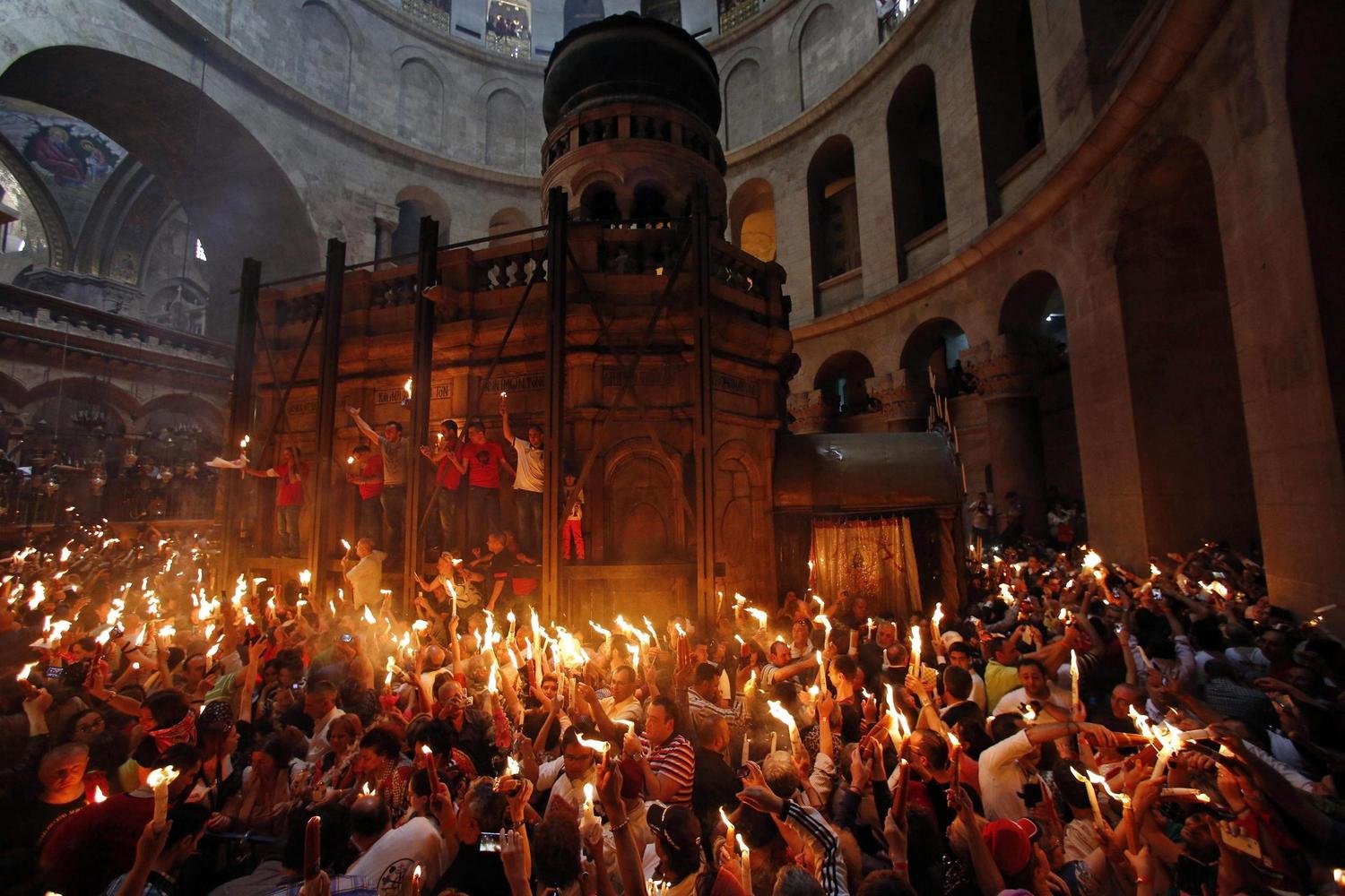 Holy Fire descends upon the Tomb of the Jesus in Jerusalem geotv.ge